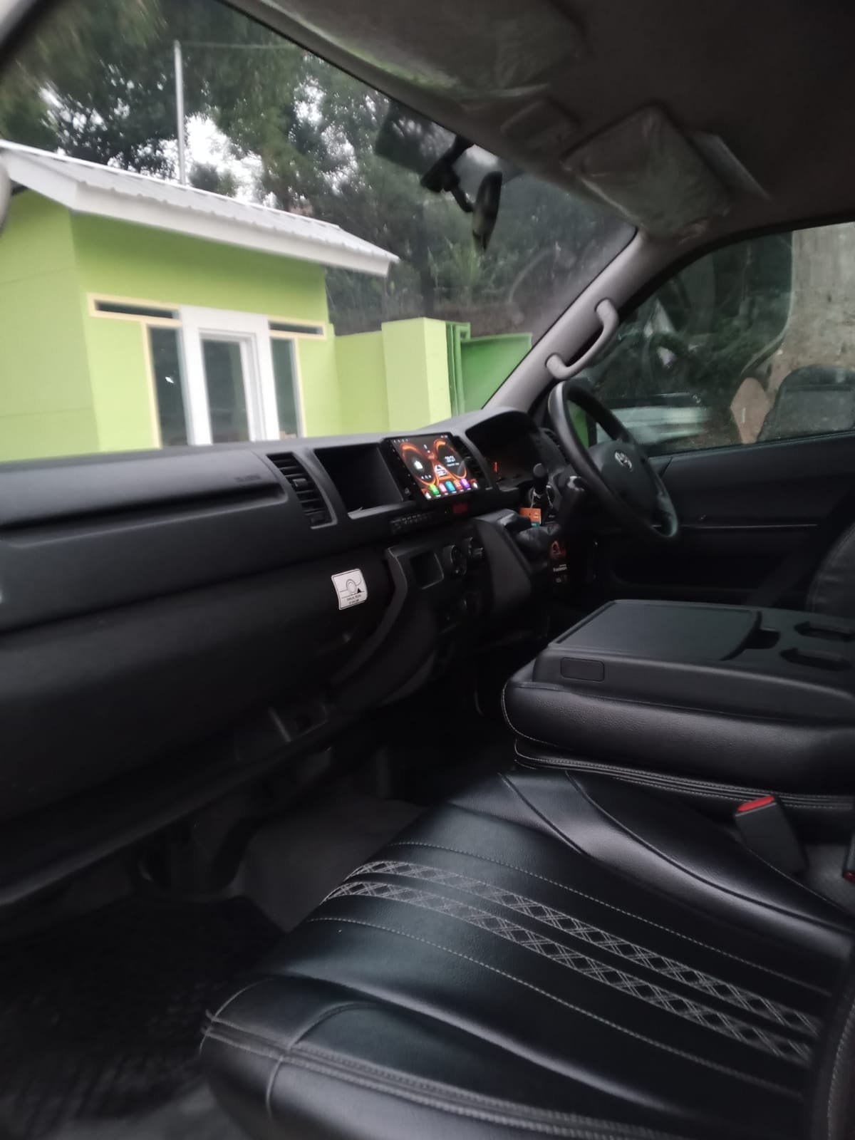 Dashboard dan sistem hiburan Hiace Commuter